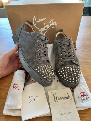 Christian louboutin skor - Snygga skor ifrån Christian louboutin. Skorna är i bra skick och i storlek 41,5. Skorna är självklart äkta vilket bevisas i sista bilden. Allt på bilden fås med vid full pris eller ett tydligt avtal om det. 