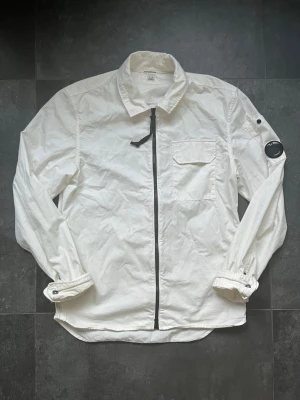 Cp.company overshirt  - Tjena, säljer nu denna riktigt snygga och populära overshirten från Cp company, den är i bra skick inga revor eller slitage men något missfärgat vid handlederna, annars mycket fin, modellen på bilden är 180 cm och väger 65 kg, hör av er vid frågor och funderingar🙌🤝 
