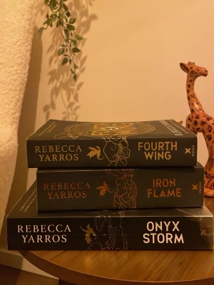 Fourth Wing, Iron Flame & Onyx Storm - Säljer tre snygga böcker av Rebecca Yarros: Fourth Wing, Iron Flame och Onyx Storm. Böckerna har svarta omslag med guldfärgade och vita detaljer samt drakmotiv på ryggen. Perfekt för dig som gillar fantasy och episka äventyr. Kan mötas upp i Sthlm område, annars blir det förstås +frakt som gäller 