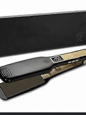 Svart plattång med digital display - Snygg svart plattång med digital display som visar temperaturen. Plattorna är breda och har en glansig finish, perfekt för att snabbt styla håret. Ergonomisk design och sladdanslutning för enkel användning. Kommer med en elegant svart förvaringslåda.