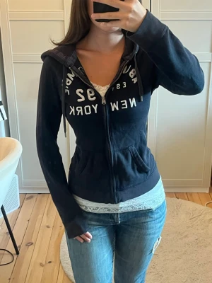 Abercrombie and Fitch hoodie  - Jättefin hoodie med tryck i storlek S 