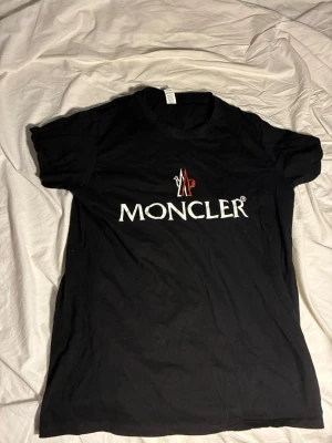 Svart tshirt  - En fet svart tshirt med en cool logga. Passar perfekt för dig som är runt 165. Hör av er vid någon fundering. Priset går att diskutera.