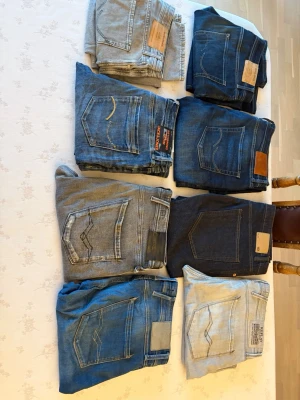 8 par jeans i bulk eller seperat -  Säljer mina 8 par jeans. 3 par replay jeans, 3 par jack and jones jeans och ett par från lager 157. Går att köpa i både bulk och separat. Tre replay jeansen för 700kr.Vid frågor eller funderingar tveka inte på att höra av er!
