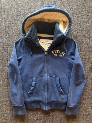 Abercrombie & fitch zip up ~ sällsynt  - Säljer nu denna sjukt snygga Abercrombie & Fitch zip up hoodien | st S ~ 170–180cm | fodrad insida som passar perfekt till kyligare dagar! Modellen produceras inte längre och är därav väldigt sällsynt. Kan även gå ner lite i pris vid snabb affär🍁🫶