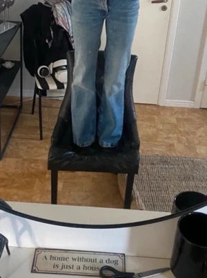 Blå bootcut jeans med låg midja - Säljer ett par klassiska blå bootcut jeans med låg midja och utsvängda ben. Jeansen har en snygg tvättad look och är tillverkade i ett mjukt denimtyg som ger en avslappnad vibe. passar mig som är 178 cm