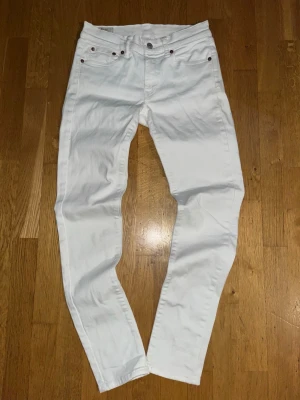 Ralph Lauren jeans - Snygga vita skinny jeans med klassisk femficksdesign och silverfärgade nitar. Jeansen har raka ben och är tillverkade i ett stretchigt bomullsmaterial för skön passform. Perfekta för dig som vill ha en clean och fräsch look.
