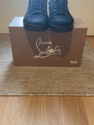Svarta sneakers från Christian Louboutin - Väldigt bra skick, man får med låda och alla extra grejer i lådan.