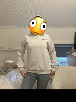 Grå hoodie med texten Ma Chérie - Säljer en ljusgrå hoodie med trycket 'MA CHÉRIE' och en liten krona på bröstet. Hoodien har klassisk huva och ribbade muddar vid ärmslut och nederkant. Perfekt för en chill och avslappnad stil.