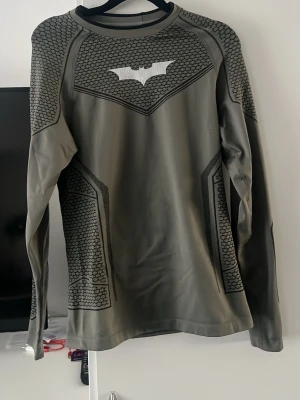 Batman longsleeve Youngla - Knappt använd, påsen ingår.