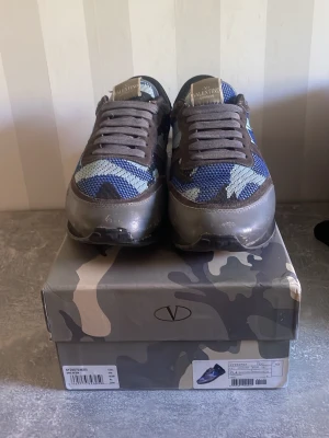 Valentino Rockrunners - Rockrunners i storlek 43 men passar mig som har 44, bra skick och billigt pris