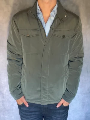 Filed jacket - Riktigt snygg filed jacket från Riley | Storlek M | Modellen är 181 och väger 74kg | Bara att skriva vid frågor eller funderingar 