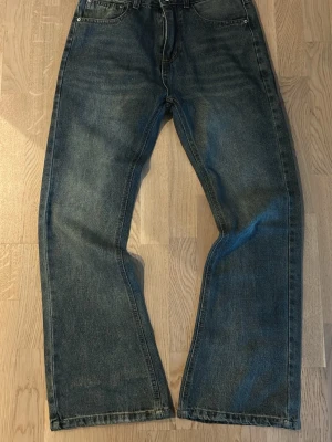 Bootcut jeans - Säljer ett par bootcut jeans med skön kvalité då de inte passar mig längre. Aldrig använda! Skriv för måtten!! Pris kan diskuteras 