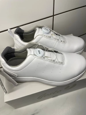  Gesto Arbetsskor med BOA-snörning strl. 40 (NYA) - Helt nya Gesto arbetsskor. Nypris 1650kr *Gesto Mist * BOA® Fit System – snabb och smidig justering * Vattenavvisande ovandel i mikrofiber * Lätta och stötdämpande * Halkbeständig yttersula * Färg: Vit * Ej stålhätta   Passar utmärkt som yrkessko inom exempelvis städ, restaurang, vård, butik, livsmedel, service och andra arbeten där man står och går mycket.