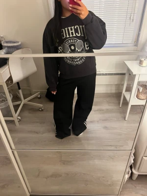 Svart sweatshirt med tryck - Cool svart sweatshirt i storlek S köpt på Ginatricot. 