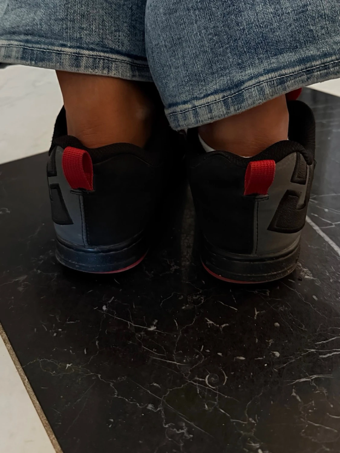 Svarta DC sneakers med röd detalj - 2