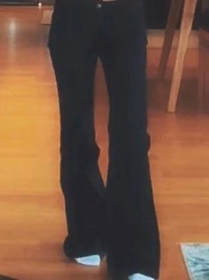 Svarta low waist jeans - Säljer ett par svarta jeans, low waist och bootcut/flared! Storlek 36, från Gina Tricot!❤️Hör av er vid frågor och funderingar!🥰