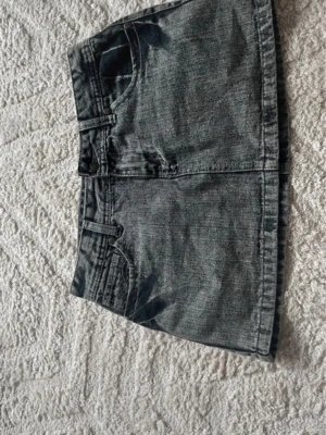 Jeans kjol - Super fin low waist jeans kjol säljer för är för liten till mig skriv för frågor 