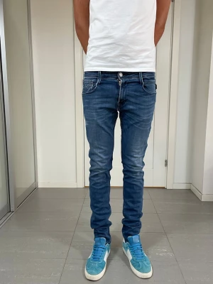 Replay Anbass Jeans - Säljer nu dessa Replay Anbass Jeans, W30 o L32 med mått ca 37,5 o 105 cm. moddelen är 183 och väger 68 kg. Skriv för fler bilder/frågor🙌🏼
