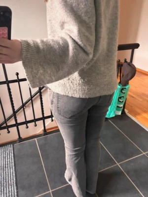 Jeans - Jätte fina gråa jeans från lindex storlek 170, men ganska stretchiga. Passar XS oxå, de är uppsydda så de passar någon som är 160 ungefär💓