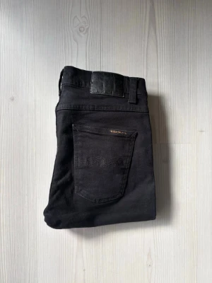 Nudie Jeans  - Här säljs Svarta Nudie Jeans! De är W31 och L30 och modellen är Lean Dean. De är i topp skick!! Jeansens mått är Totala länden:95-96cm och midjan är: ca 37cm Det är slimfit😊 Alltid frakt inom 24h✅ 100% Authentic såklart ✅ Vid en snabb affär kan priset sänkas! Skriv vid minsta fundering😊
