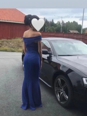 Blå offshoulder långklänning - Säljer min fina klänning. Storlek S. Använd en kväll