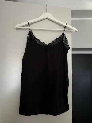 Fint Linne - Pieces - Säljes då det inte kommer till användning! Använt några enstaka gånger så i väldigt fint skick. 😊 Materialet är sådant som påminner om träningskläder. 🌸 Storlek M/L. 
