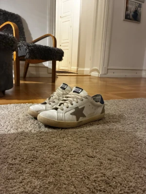 Golden Goose - Säljer ett par feta Golden Goose superstar pga dom är lite små nu köpte dom i våras så dom är rätt så nya! Nypris ca 5500kr. Kan gå ner i pris vid snabb affär. Kom dm för blodet eller frågor