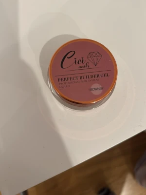 Cici Nails Perfect Builder Gel brunrosa - Bygggele för naglar från Cici Nails i nyansen Brownish. Gelen har en brunrosa ton och kommer i en rund burk med skruvlock. Perfekt för att skapa starka och snygga nagelförlängningar eller förstärkningar. Professionell kvalitet och lätt att applicera. 30g