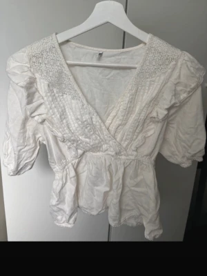 Vit puff topp - Vit blus från JDY storlek S