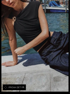 Off shoulder tröja - Off shoulder tröja ifrån Zara med gulddetalj