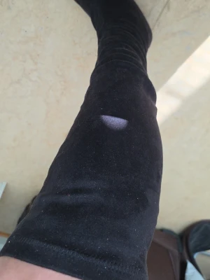 Svarta overknee stövlar i mockaimitation stl.40 - Säljer ett par svarta overknee stövlar med låg klack och rund tå. Stövlarna är gjorda i mjuk mockaimitation och har en tight passform längs benet. Perfekta till höstens och vinterns outfits.
