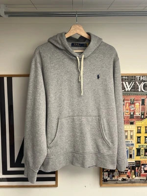 Polo Ralph Lauren RL Fleece Hoddie Grå - Polo Ralph Lauren klassiker hoddie. Sparsamt använd och helt fläckfri. Bara att höra av sig med frågor eller prisförslag.