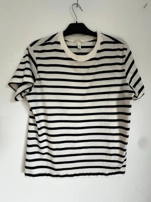 Randig T-shirt - Tja! Säljer en randig T-shirt från hm använd en gång i str dam M men passar även man S. Hör av dig gärna vid funderingar!