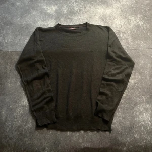 Svart Pierre Cardin tunn tröja i storlek XL för herrar - Svart Pierre Cardin-tröja i storlek XL. Tunt material och tidlös modell.  Mått 📏 Armhåla till armhåla: 54 cm Längd från kragen: 57 cm Ärmlängd från axeln: 67 cm Måtten finns även på bilderna  Skickas inom ett dygn Spara på priset och frakten genom att sätta ihop ett paket Mer information finns på min profil  11-436