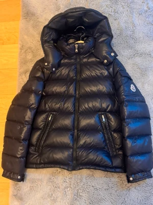 Moncler Maya xs/12y - Navy blå/mörkblå Moncler Maya i stl 12y(152cm). Själv är jag 160 och den passar fortfarande på mig så skulle säga från 145-165. Går såklart om man är ännu mindre en 145. Köpt på nk jan 2024. Digitalt kvitto från nk kan skickas med! Hör av er vid funderingar. 158,164