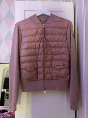 Rosa pufferjacka från Moncler - Pris kan diskuteras och hör bara av dig om du har frågor eller vill ha fler bilder!🩷 Säljer min fina fina Moncler cardigan då jag inte använder den så mycket som jag trodde att jag skulle göra☹️❤️ Den har inga defekter, inga fläckar, den är ren och fräsch och den är såklart äkta!💕Storlek S/M❣️