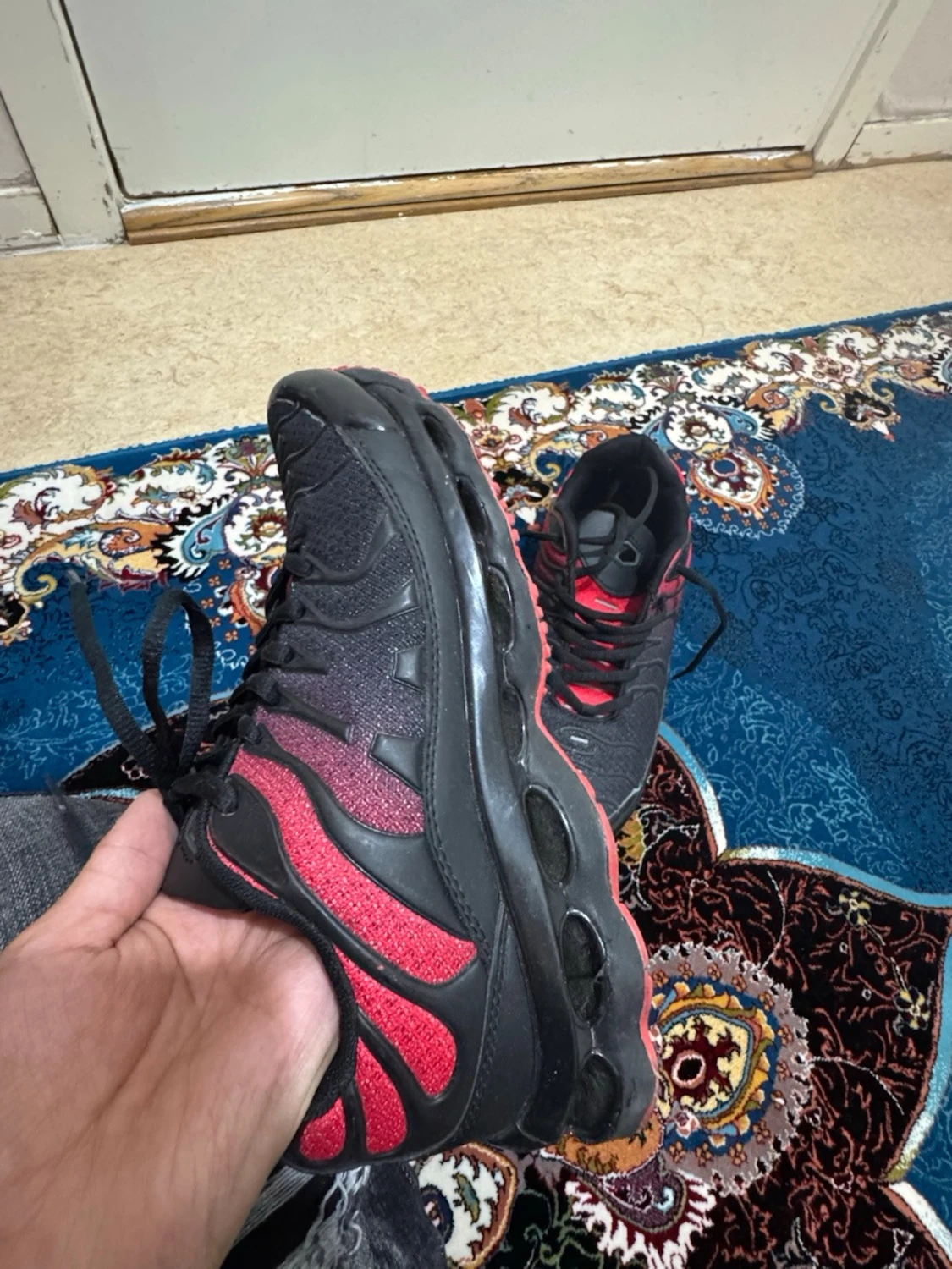 Svarta och röda sneakers med mönster - 1