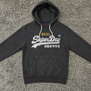 Superdry Hoodie ~ Vintage - Säljer denna feta Superdry hoodien i mycket fint skick!🙌Strl S /// Hör gärna av er om ni har funderingar!👏