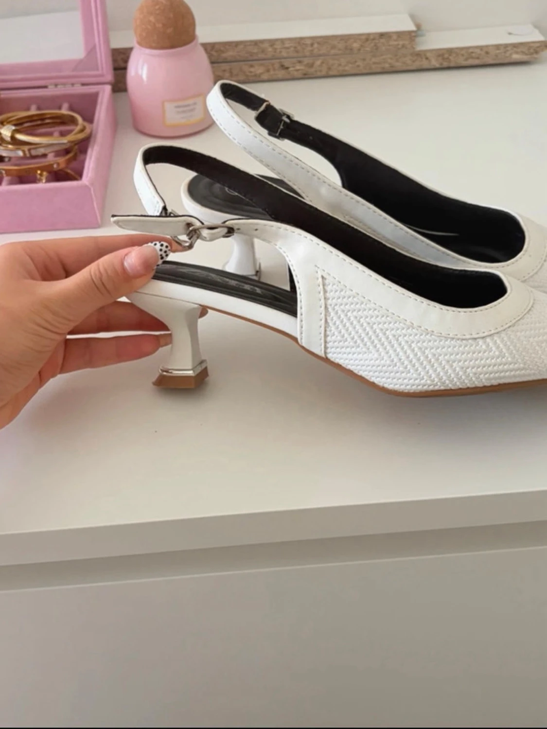 Vita slingback-pumps med låg klack - 2