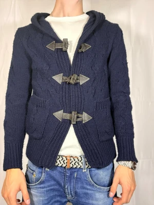 Kofta - Unik kofta perfekt nu till hösten. Modellen är 180cm 64kg