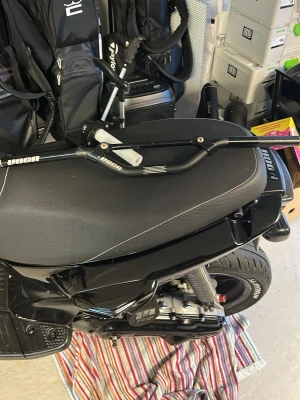 Svart styre VOCA till moped - Säljer ett svart styre från VOCA till moped. Styret har vit VOCA-logga och är tillverkat i metall. Passar perfekt för dig som vill uppgradera eller byta ut ditt nuvarande styre. Monteringsdetaljer syns på bilden. Som är 64 cm brett 