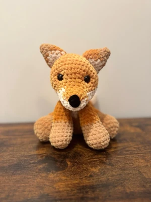 Virkad räv  - 🦊 Handvirkad liten räv 🤎 En mjuk och mysig räv, handvirkad med kärlek och omsorg. Eftersom den är handgjord kan det förekomma mindre skavanker och små variationer, vilket gör varje räv helt unik. 🧶✨  Perfekt som en fin present eller en mysig liten kompis! 🤎