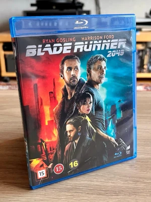 Blade-Runner 2049 blu-ray - Säljer den prisbelönta science fiction-uppföljaren Blade Runner 2049 på Blu-ray i ett fint nordiskt fodral. Perfekt för filmsamlaren! * Skick: Mycket gott skick. Både skiva och fodral är välvårdade. * Språk: Engelskt ljud (DTS-HD Master Audio 5.1). * Textning: Svenska, danska, norska, finska och engelska. * Extramaterial: Innehåller exklusiva bakom kulisserna-filmer samt de tre officiella prologerna (2022: Blackout, 2036: Nexus Dawn, 2048: Nowhere to Run).