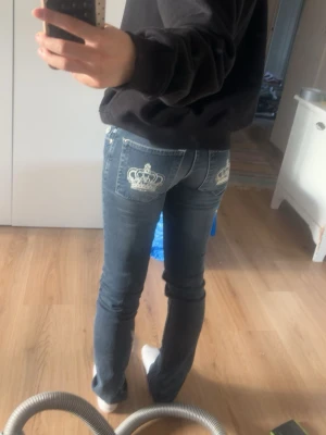 Victoria Beckham jeans  - mörk blå victoria beckham jeans med 2000-tals stil, inte jätte utsvängda men dem är inte skinny jeans! storlek 32-34 (xxs-xs) 