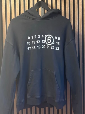 Svart Maison Margiela 6 Hoodie - Svart Maison margiela hoodie i storlek Herr L. Hoodien kommer med officiella tagen också 