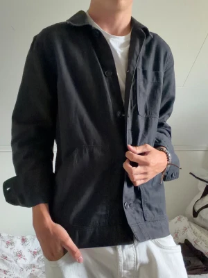 Svart overshirt - These Glory Days overshirt, Inga defekter! Modellen på bilderna är 183 cm, 70 kg och bär Storlek S. Kom med frågor!🙌