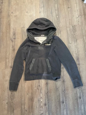 Vintage Abercrombie&Fitch hoodie med zip - Detta är en riktigt fin vintage tröja från A&F som är sjukt eftertraktad detta är en L och passar bra i den storleken.