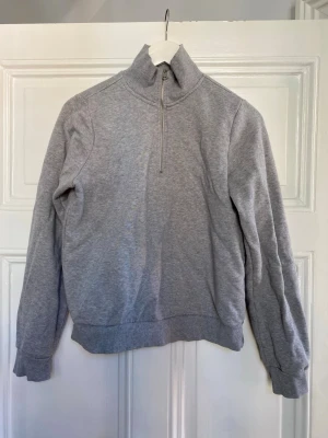Grå halvzip sweatshirt  - Snygg och skön grå tjocktröja/sweatshirt med halv dragkedja och hög krage. 