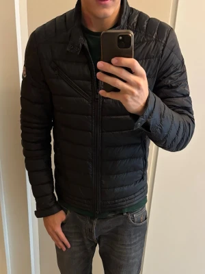 Brutalt snygg Moncler dunjacka M - Jättefin populär eftertraktad svart Moncler dunjacka av högsta kvalité i storlek M. Grym jacka i utmärkt toppskick och väldigt skön, självklart äkta med orderbekräftelse som bevis! Tveka inte vid minsta fråga eller fundering!