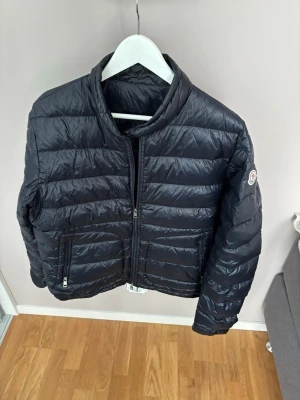 Ursnygg Moncler dun jacka svart M - Jättefin populär eftertraktad svart Moncler dunjacka av högsta kvalité i storlek L. Grym jacka i utmärkt toppskick och väldigt skön utan några defekter alls och sjövjlart äkta med orderbekräftelse som bevis! Tveka inte vid minsta fråga eller fundering!